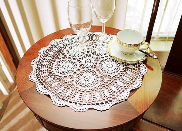 Crochet Round Topper. 16"Round. White Color